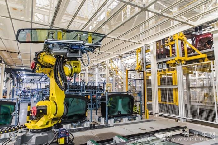 机器人不只如此,无锡工厂的四大生产车间冲压,焊装,涂装以及总装,均用