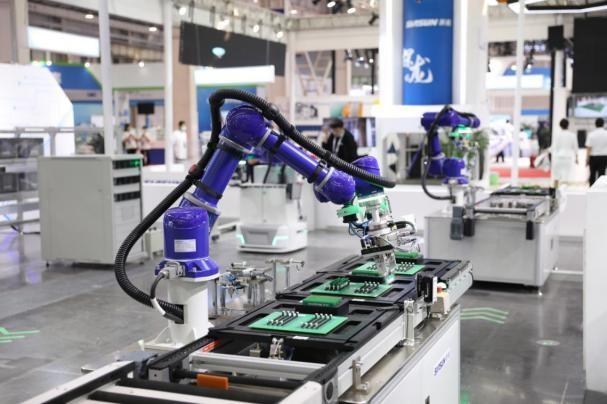 本次世界机器人大会展出的高端服务器数字化智能工厂,是新松工业